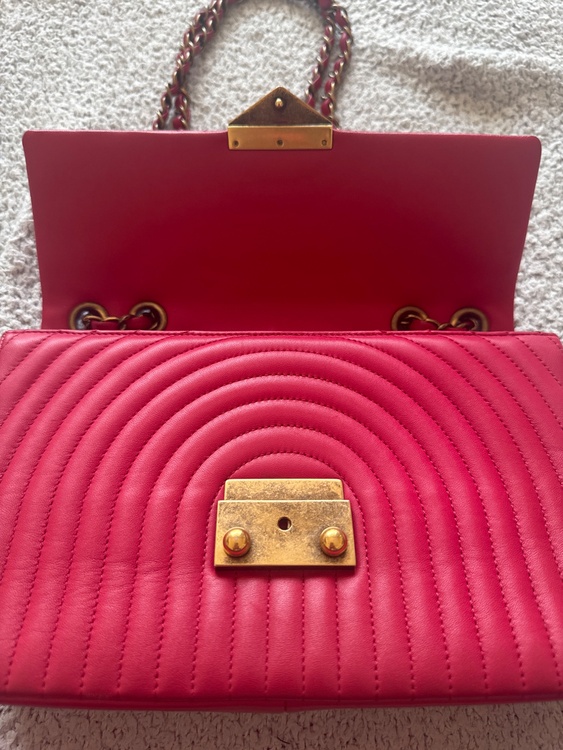 CHANELデザインステッチ ショルダーバッグ赤（ブランドバッグ）の商品画像 - 査定依頼日：2026年4月27日 - 最高査定価格：300,000円