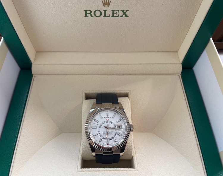 スカイドゥエラー　ホワイト文字盤　オイスターフレックス（高級時計）の商品画像 - 査定依頼日：2025年6月19日 - 最高査定価格：5,200,000円