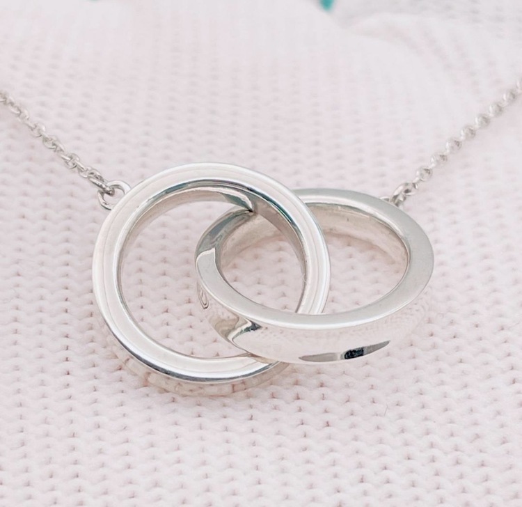 Tiffany インターロッキング ネックレス 4.5g（古着・ファッション）の商品画像 - 査定依頼日：2026年5月8日 - 最高査定価格：10,500円