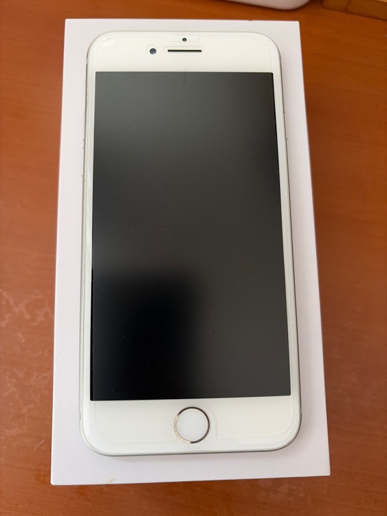iPhone iPhone8 64GB au（スマホ）の商品画像 - 査定依頼日：2026年6月5日 - 最高査定価格：3,000円
