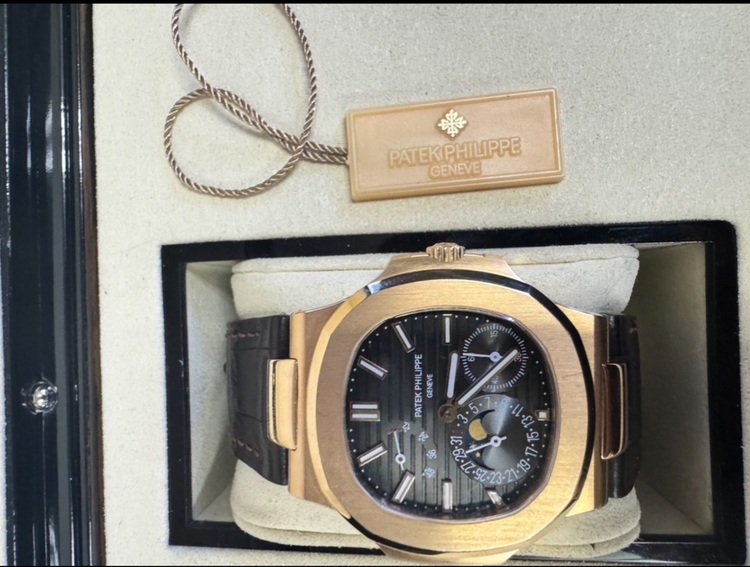 パテックフィリップ ノーチラス パ Ref. 5712R（高級時計）の商品画像 - 査定依頼日：2025年11月15日 - 最高査定価格：16,000,000円
