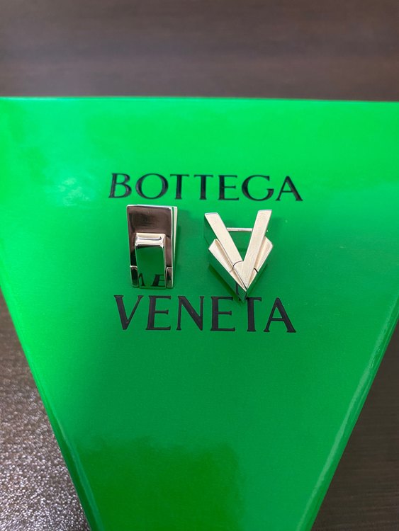 BOTTEGA VENETA ピアス　Vロゴ（金・貴金属）の商品画像 - 査定依頼日：2023年8月23日 - 最高査定価格：15,000円