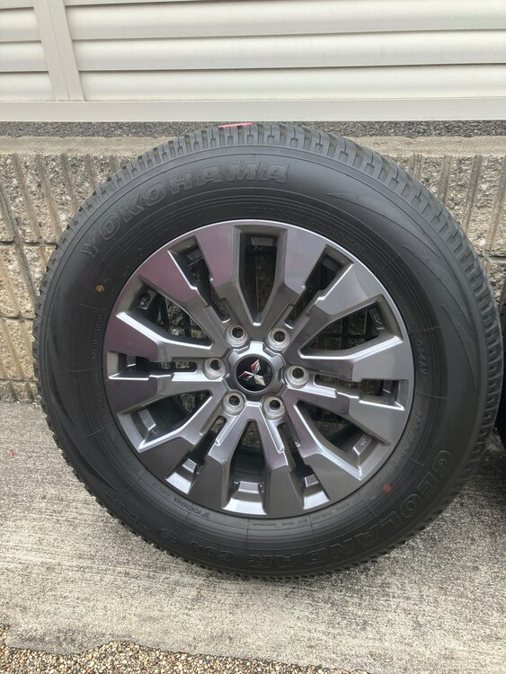 三菱トライトン　GLS純正ホイール・タイヤ(純正ナット付き)（カー用品）の商品画像 - 査定依頼日：2025年4月19日 - 最高査定価格：15,000円