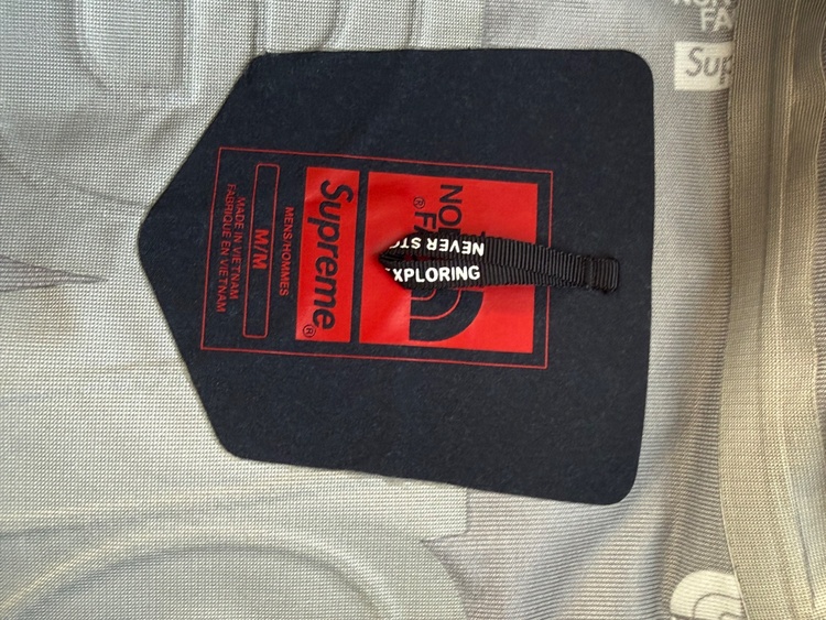 Supreme x The North Face Taped Seam Shel（古着・ファッション）の商品画像 - 査定依頼日：2025年12月28日 - 最高査定価格：40,000円