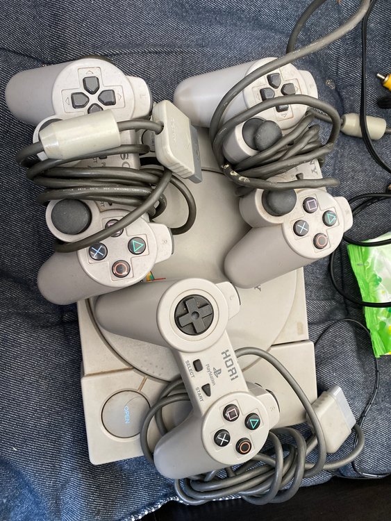 プレイステーション SCPH-7000（ゲーム機本体・ゲームソフト）の商品画像 - 査定依頼日：2023年5月20日 - 最高査定価格：150円