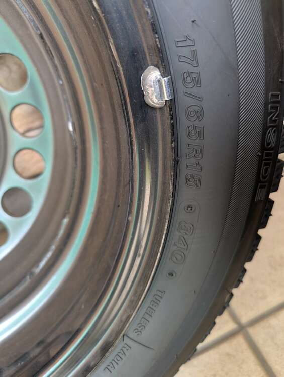 Blizzak VRX2 175/65R15（カー用品）の商品画像 - 査定依頼日：2025年4月20日 - 最高査定価格：500円