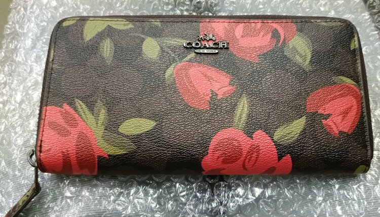 COACH 長財布 シグネチャー ローズ ラウンドファスナー（ブランド財布・小物）の商品画像 - 査定依頼日：2026年7月25日 - 最高査定価格：2,500円