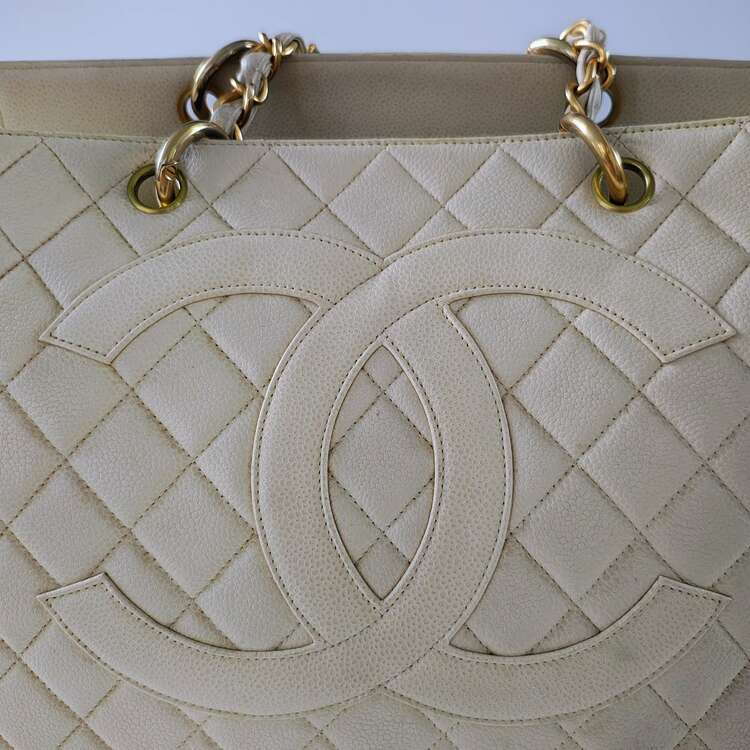 マトラッセ キャビアスキン チェーントートバッグ ココマーク ベージュ（ブランドバッグ）の商品画像 - 査定依頼日：2025年4月7日 - 最高査定価格：150,000円