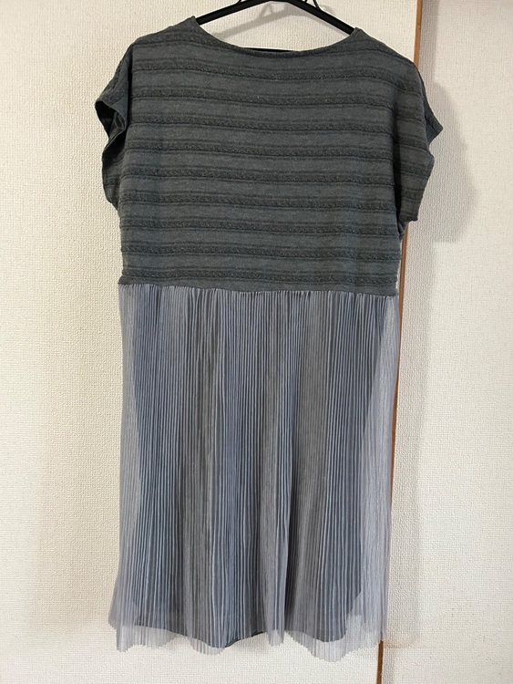 膝丈ワンピース　グレー　プリーツレース（古着・ファッション）の商品画像 - 査定依頼日：2025年8月13日 - 最高査定価格：100円