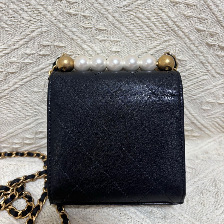 マトラッセパール ブラックラムスキン レディース ショルダーバッグ 付属品なし（ブランドバッグ）の商品画像 - 査定依頼日：2025年6月27日 - 最高査定価格：250,000円