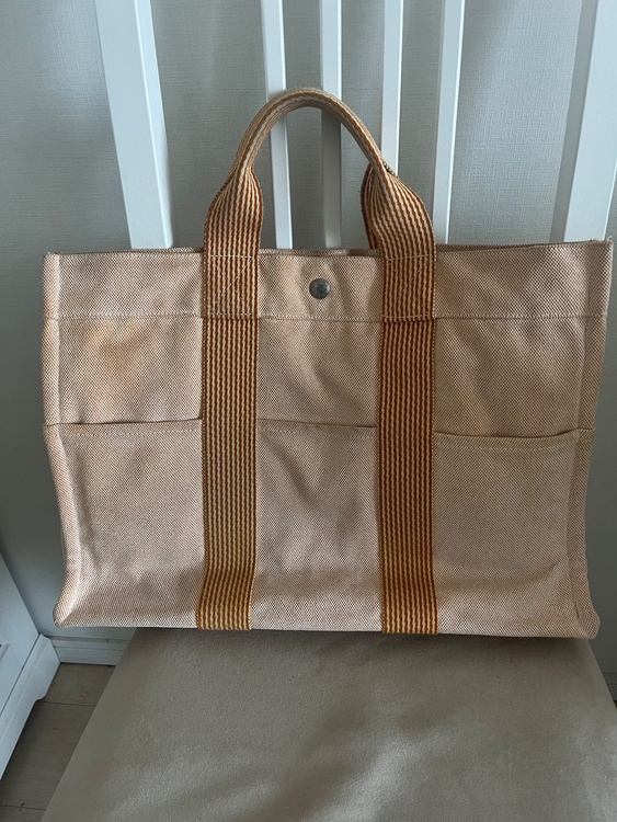 プールトゥ　大（ブランドバッグ）の商品画像 - 査定依頼日：2025年12月20日 - 最高査定価格：23,000円