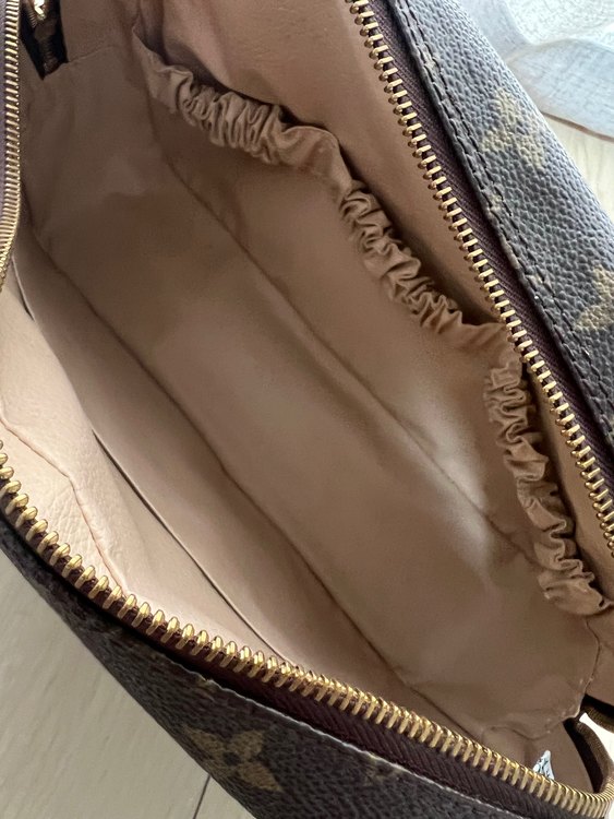 トュルーストワレット（ブランドバッグ）の商品画像 - 査定依頼日：2022年9月30日 - 最高査定価格：15,000円