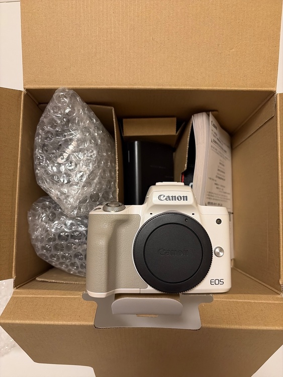 ミラーレス一眼カメラ EOS Kiss M ダブルズームキット ホワイト（カメラ）の商品画像 - 査定依頼日：2025年12月20日 - 最高査定価格：56,000円