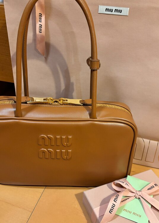 ミュウミュウ  （ブランドバッグ）の商品画像 - 査定依頼日：2025年4月22日 - 最高査定価格：300,000円