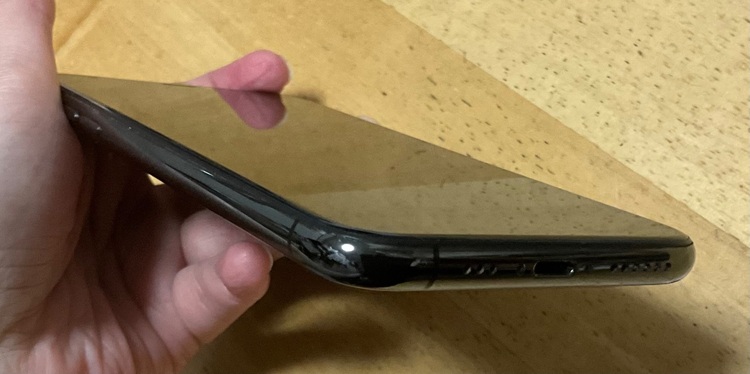 iPhone Xs モデル:MTAW2J/A（スマホ）の商品画像 - 査定依頼日：2025年7月4日 - 最高査定価格：15,000円