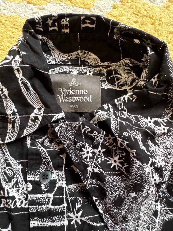 ヴィヴィアンウエストウッドシャツ（古着・ファッション）の商品画像 - 査定依頼日：2025年9月25日 - 最高査定価格：7,000円