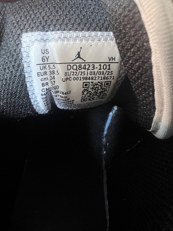 air jordan1 mid（古着・ファッション）の商品画像 - 査定依頼日：2026年3月23日 - 最高査定価格：100,000円