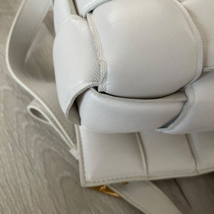 パデッドカセット（ブランドバッグ）の商品画像 - 査定依頼日：2025年8月21日 - 最高査定価格：130,000円