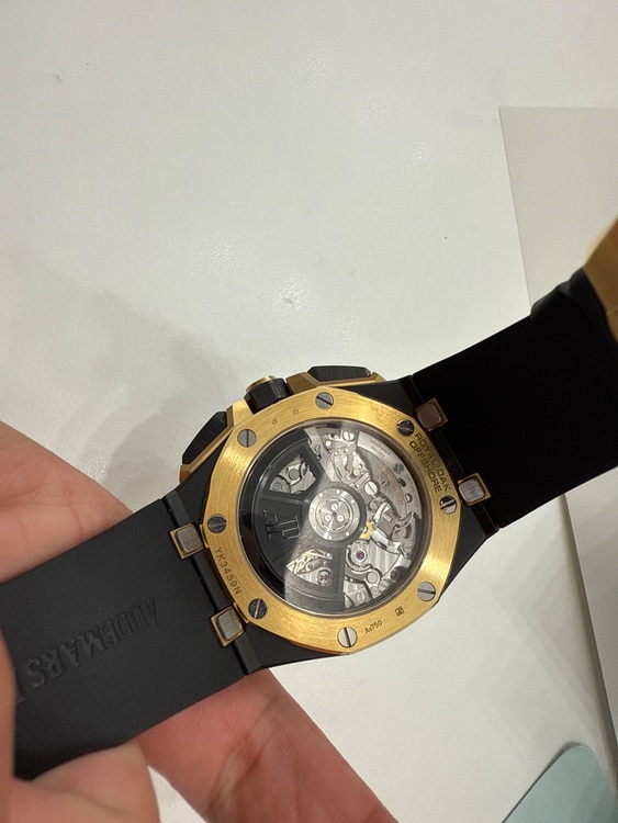 オーデマピゲ ロイヤルオークオフショア （高級時計）の商品画像 - 査定依頼日：2025年10月1日 - 最高査定価格：8,000,000円