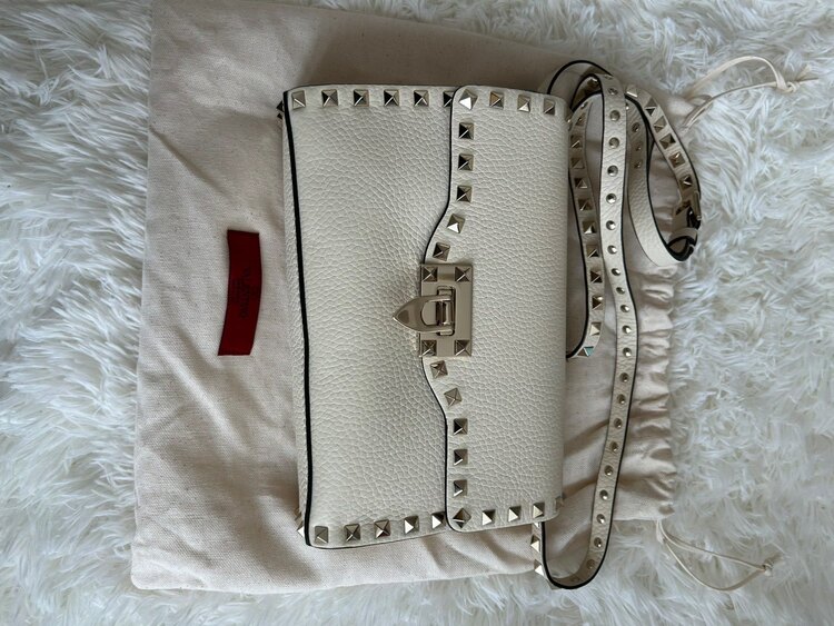 ヴァレンチノロックスタッズ カラバーニスタッズ（ブランドバッグ）の商品画像 - 査定依頼日：2025年5月14日 - 最高査定価格：40,000円