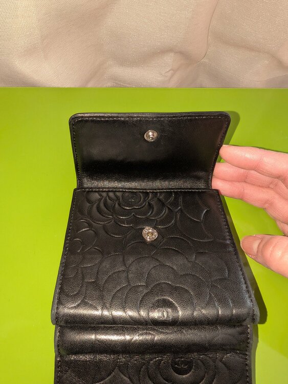 カメリア二つ折り財布（ブランド財布・小物）の商品画像 - 査定依頼日：2026年1月10日 - 最高査定価格：10,000円