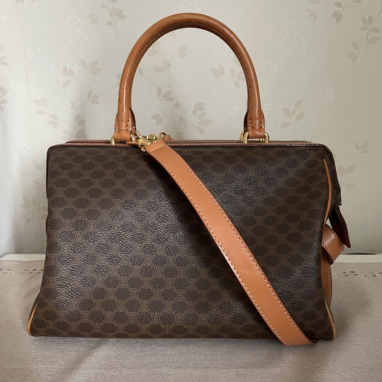 マガダム　2wayボストン（ブランドバッグ）の商品画像 - 査定依頼日：2022年4月7日 - 最高査定価格：13,000円