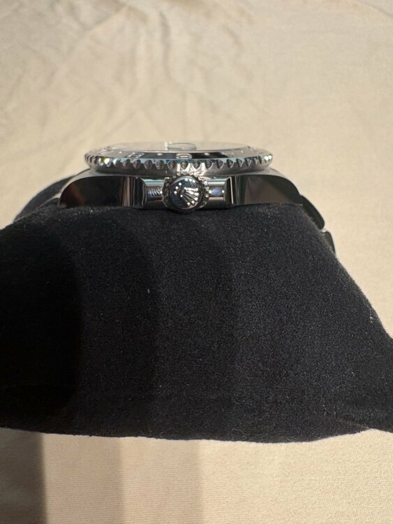 ロレックス GMTマスター 126710GRNR（高級時計）の商品画像 - 査定依頼日：2026年1月5日 - 最高査定価格：2,840,000円