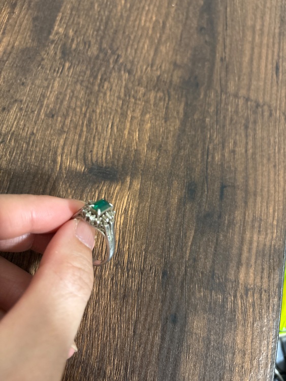 エメラルドリング（金・貴金属）の商品画像 - 査定依頼日：2025年11月3日 - 最高査定価格：240,000円