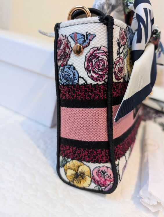 Lady D-Joy バッグ ミディアム（ブランドバッグ）の商品画像 - 査定依頼日：2025年11月28日 - 最高査定価格：300,000円