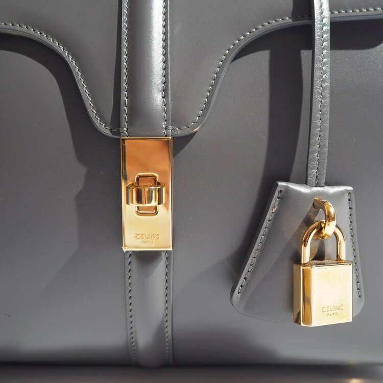 CELINE セリーヌ スモール 16（セーズ） バッグ サチネイテッドカーフスキングレー（ブランドバッグ）の商品画像 - 査定依頼日：2026年8月9日 - 最高査定価格：180,000円