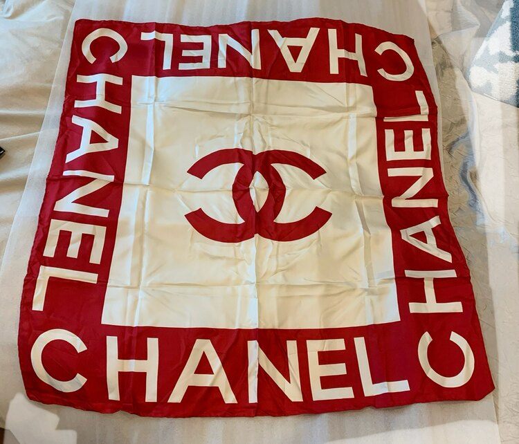 CHANELスカーフシルク80✖️80 （古着・ファッション）の商品画像 - 査定依頼日：2025年3月6日 - 最高査定価格：7,000円