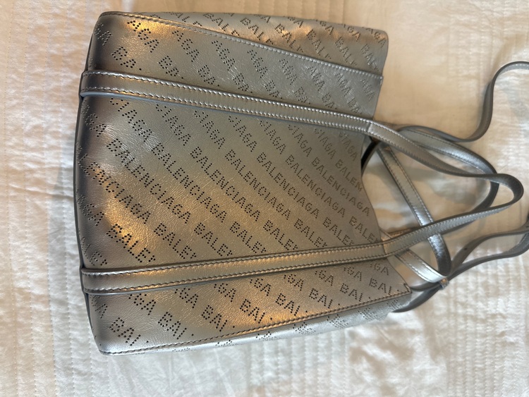 バレンシアガ  （ブランドバッグ）の商品画像 - 査定依頼日：2025年10月9日 - 最高査定価格：60,000円