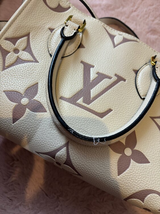 ルイヴィトン オンザゴー（ブランドバッグ）の商品画像 - 査定依頼日：2025年5月9日 - 最高査定価格：250,000円