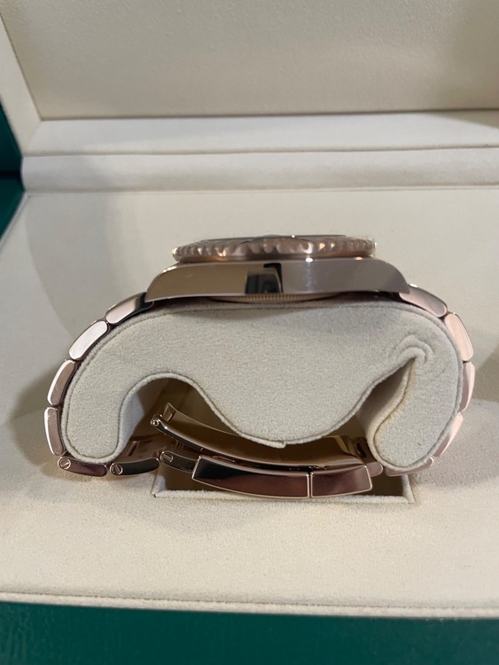 ロレックス GMTマスター 126715CHNr（高級時計）の商品画像 - 査定依頼日：2025年8月27日 - 最高査定価格：5,320,000円