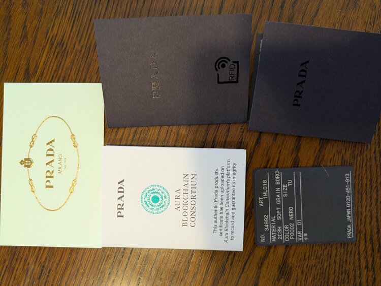 スタッズレザー二つ折り財布　1ML018　2C3H（ブランド財布・小物）の商品画像 - 査定依頼日：2025年12月10日 - 最高査定価格：20,000円