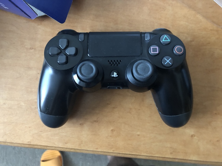 dual shock4 jet Black（ゲーム機本体・ゲームソフト）の商品画像 - 査定依頼日：2022年9月25日 - 最高査定価格：800円