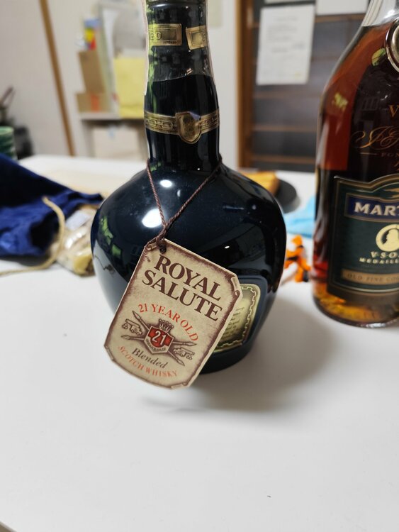 ロイヤル サルート 21年 青 陶器ボトル  700ml （お酒）の商品画像 - 査定依頼日：2026年7月5日 - 最高査定価格：6,000円