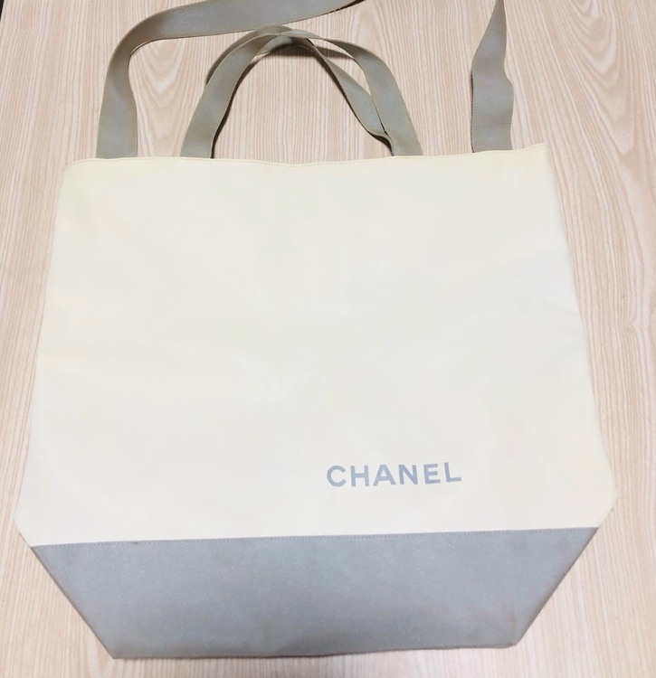 ナイロントートバッグ（ブランドバッグ）の商品画像 - 査定依頼日：2026年1月14日 - 最高査定価格：10,000円