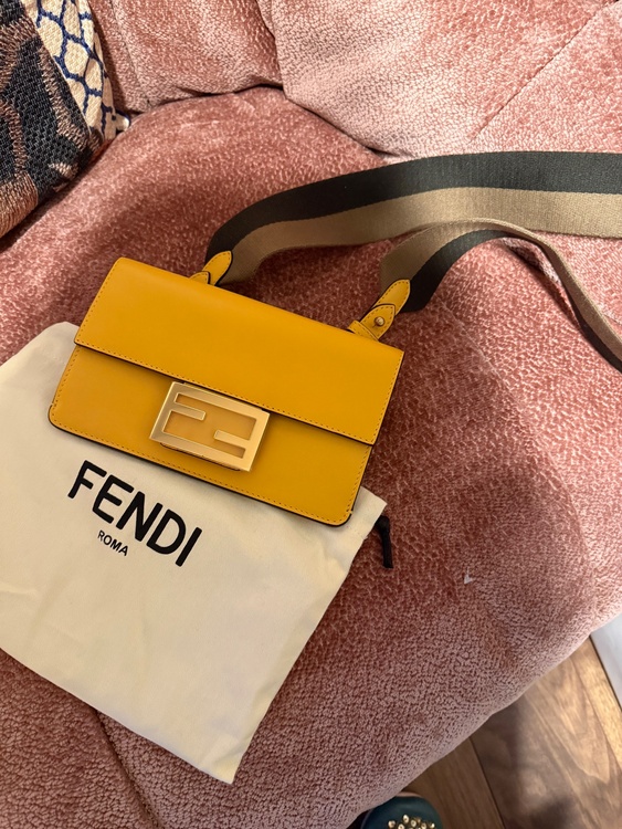 FENDウォレット型バッグ（ブランド財布・小物）の商品画像 - 査定依頼日：2025年12月16日 - 最高査定価格：50,000円