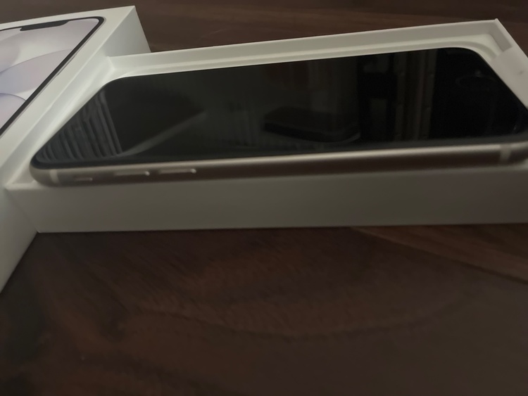 iPhoneSE3（スマホ）の商品画像 - 査定依頼日：2026年3月20日 - 最高査定価格：18,000円