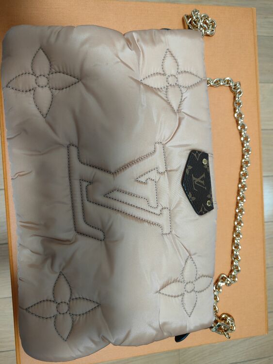 ピローシリーズ　ショルダー（ブランドバッグ）の商品画像 - 査定依頼日：2025年7月27日 - 最高査定価格：255,000円