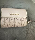 ミュウミュウ  （ブランドバッグ）の商品画像 - 査定依頼日：2025年2月2日 - 最高査定価格：2,000円