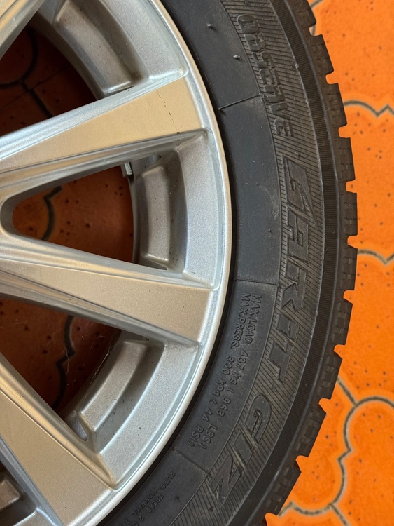 スタッドレスタイヤとアルミホイール（カー用品）の商品画像 - 査定依頼日：2026年3月8日 - 最高査定価格：3,000円