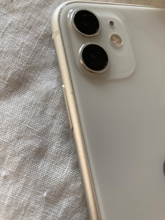 iPhone11 64GB white MHDC3J/A 箱あり（スマホ）の商品画像 - 査定依頼日：2025年11月20日 - 最高査定価格：22,000円