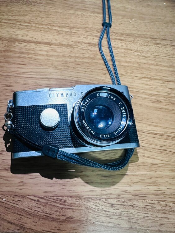 カメラ3台とレンズとアクセサリー（カメラ）の商品画像 - 査定依頼日：2025年5月12日 - 最高査定価格：25,000円