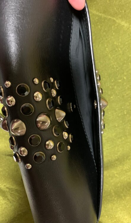 MIUMIU スタッズ ショルダーバッグ（ブランドバッグ）の商品画像 - 査定依頼日：2025年4月16日 - 最高査定価格：20,000円