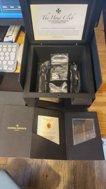 ヴァシュロン コンスタンタン オーヴァーシーズ 4500 110a-B483（高級時計）の商品画像 - 査定依頼日：2024年12月24日 - 最高査定価格：3,350,000円