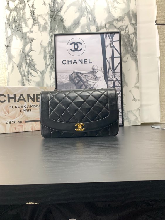 ショルダーバッグ A01165 ダイアナフラップマトラッセ ラムスキン 黒（ブランドバッグ）の商品画像 - 査定依頼日：2022年9月22日 - 最高査定価格：400,000円