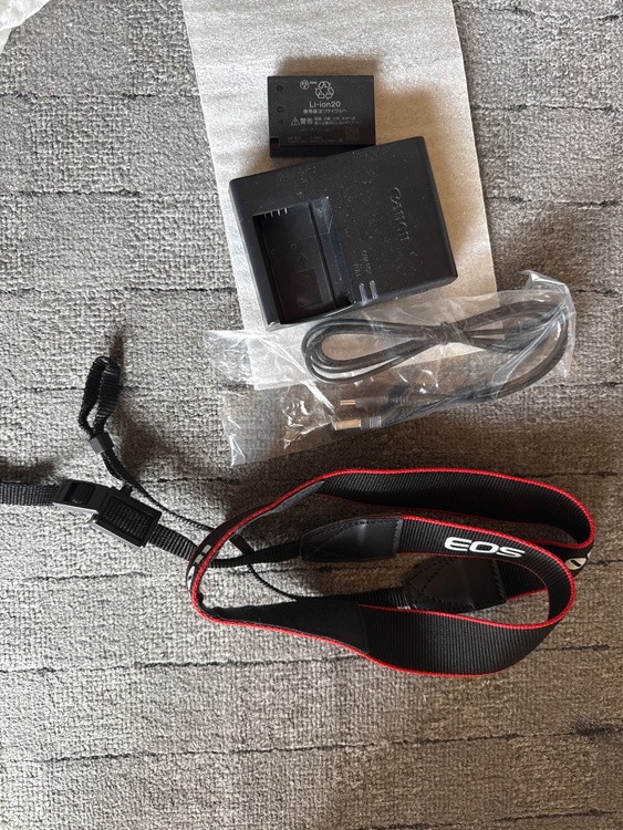 EOS Kiss x8i(w)Kit sss（カメラ）の商品画像 - 査定依頼日：2026年4月22日 - 最高査定価格：45,000円