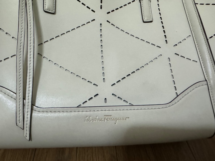 フェラガモ  （ブランドバッグ）の商品画像 - 査定依頼日：2025年6月22日 - 最高査定価格：20,000円